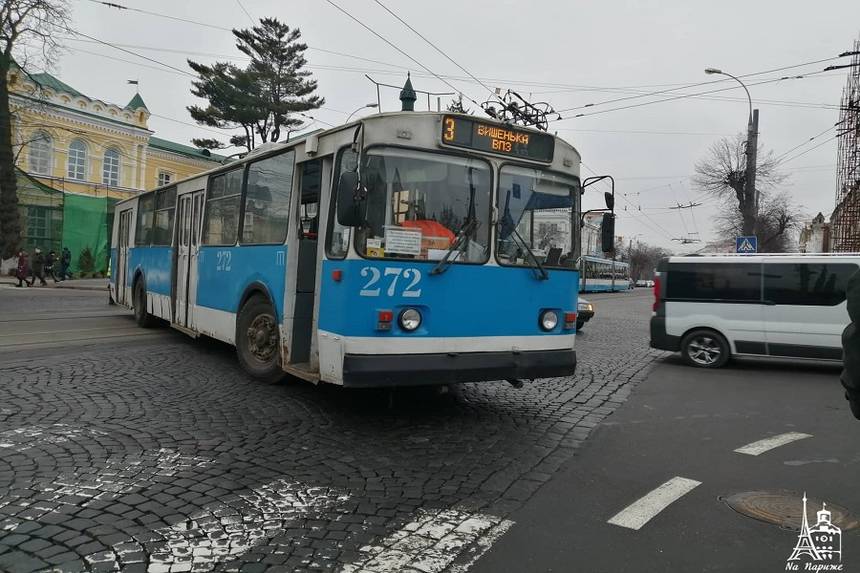 Новини Вінниці / У Вінниці тролейбус на 15 хвилин перекрив центр міста: його штовхали пасажири і перехожі (ФОТО,ВІДЕО)