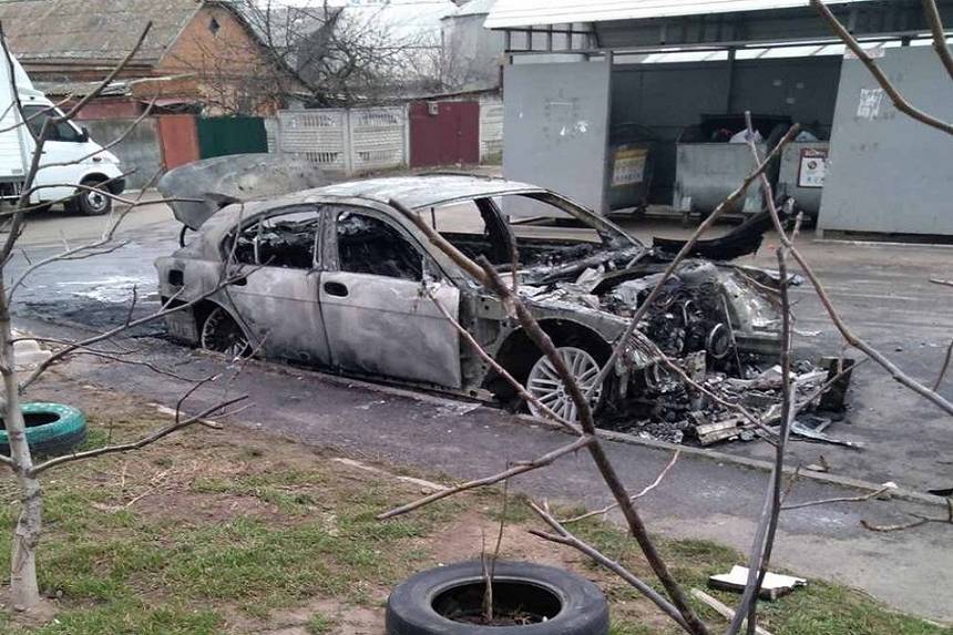 Новини Вінниці / Дев’ятеро рятувальників гасили BMW по вулиці Бевза у Вінниці: врятувати машину не вдалося (ФОТО)