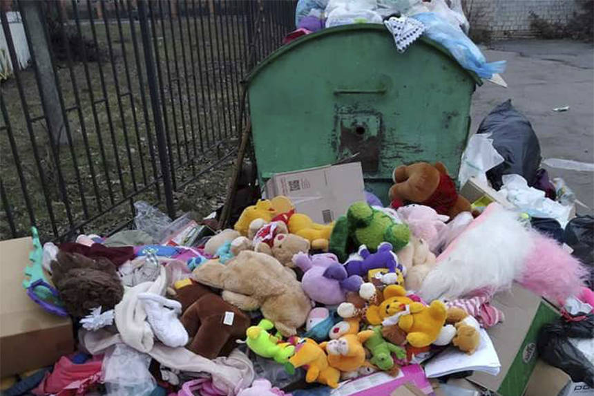 Новини Вінниці / Дитячі іграшки на смітнику біля вінницького дитячого будинку: думки містян розділилися (ФОТО)