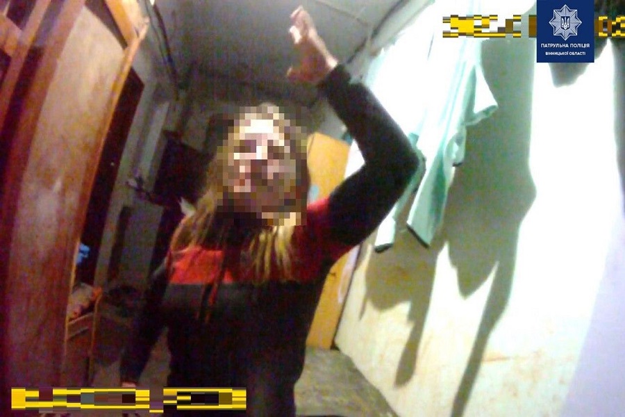 Новини Вінниці / У Вінниці патрульні втихомирювали п’яну 26-річну жінку: одного з поліцейських мало не залишила без одягу 