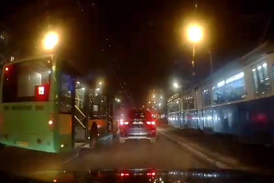 Новини Вінниці / ДТП біля «Миру» у Вінниці: чоловіка збив автобус та переїхав «Фольскваген». Особу загиблого ще встановлюють