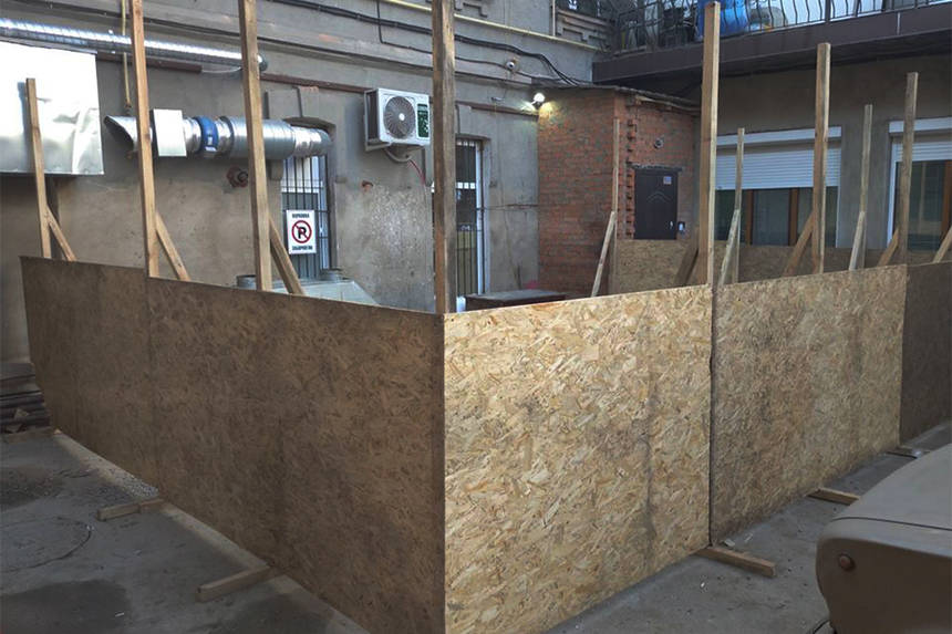 У центрі Вінниці підприємець «захапав» чималий шматок території, встановивши паркан (ФОТО) / Новости Винницы и области / Інформаційний портал На Париже Новини Вінниці / У центрі Вінниці підприємець «захапав» чималий шматок території, встановивши паркан (ФОТО)