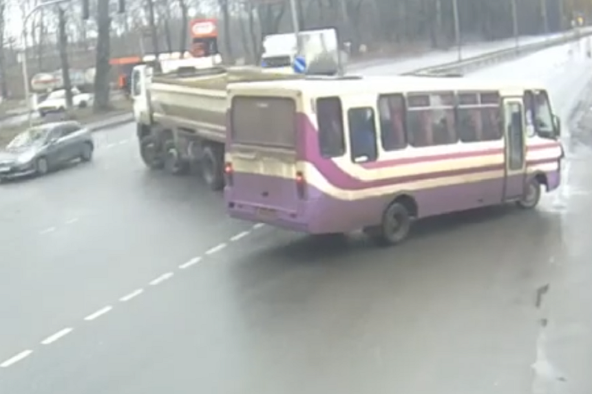 Новини Вінниці / Аварія на Немирівському шосе у Вінниці: автобус зіткнувся з вантажівкою (ВІДЕО)