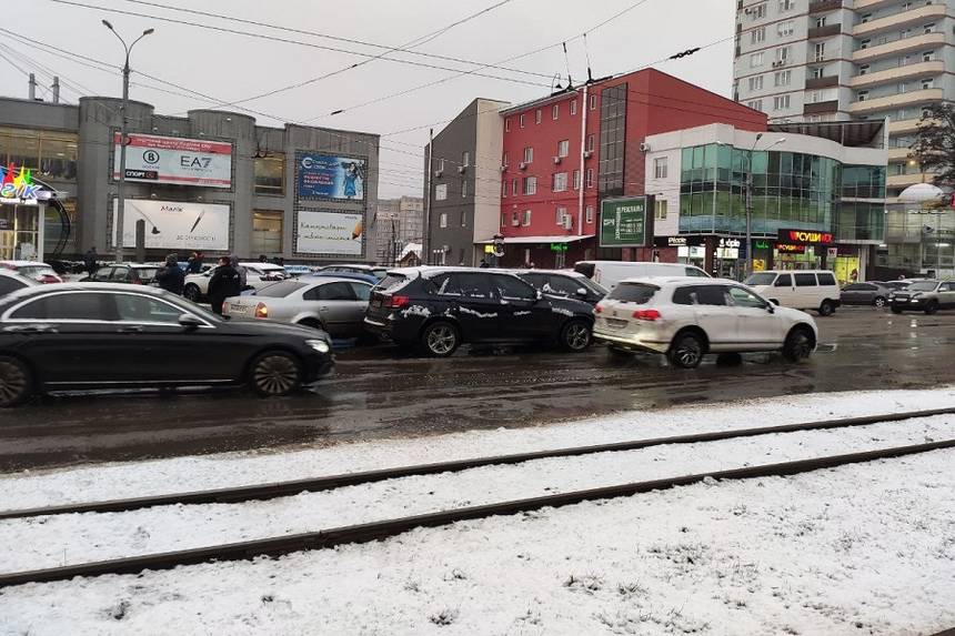 Дванадцять аварій за дві з половиною години: прикрі наслідки «мокрого» снігопаду у Вінниці (ФОТО) / Новости Винницы и области / Інформаційний портал На Париже Новини Вінниці / Дванадцять аварій за дві з половиною години: прикрі наслідки «мокрого» снігопаду у Вінниці (ФОТО)