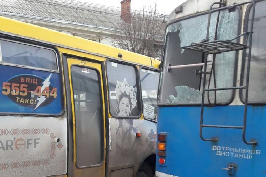 Новини Вінниці / У Вінниці маршрутка й тролейбус «не поділили дорогу» (ФОТО)