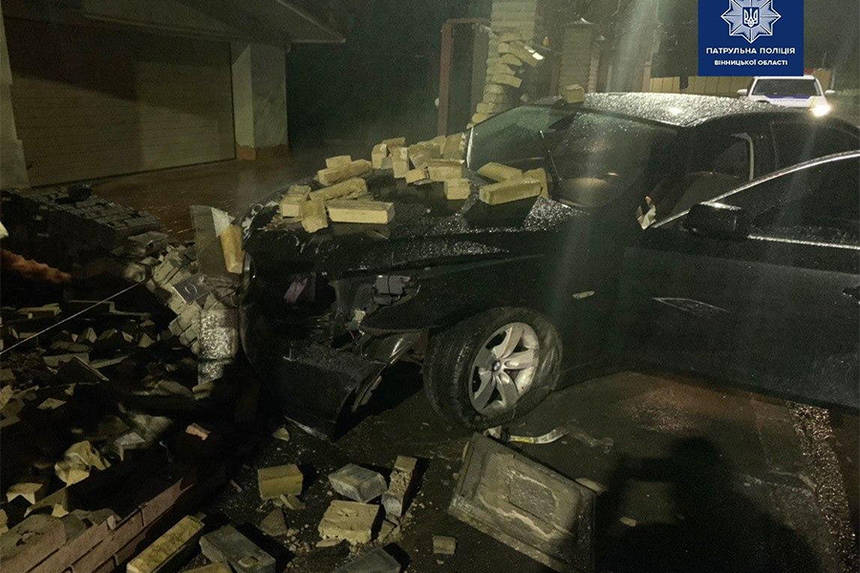 Новини Вінниці / У Вінниці, тікаючи від поліції, п’яний водій зніс паркан