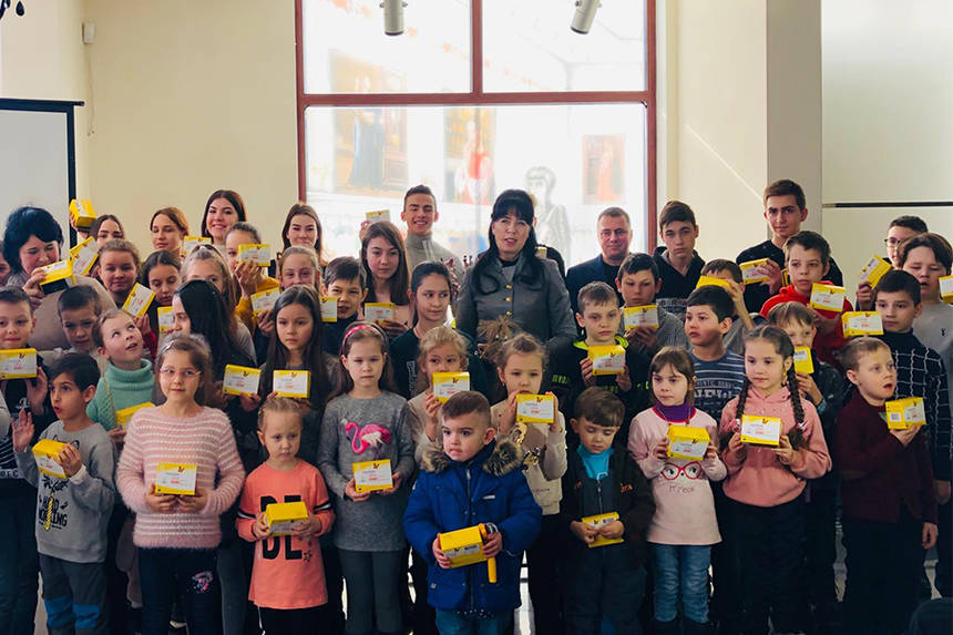 Новини Вінниці / У Вінниці амбасадори благодійного проєкту Алла Власюк та Дмитро Чаленко вручили хворим на діабет дітям сенсори (ФОТО)