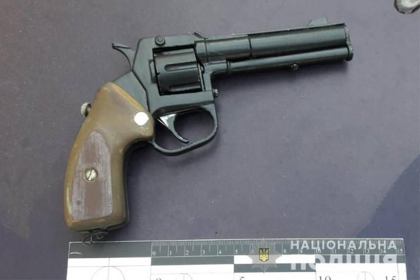 Новини Вінниці / На Вінниччині у виробника самогону знайшли бойовий револьвер: нібито для захисту