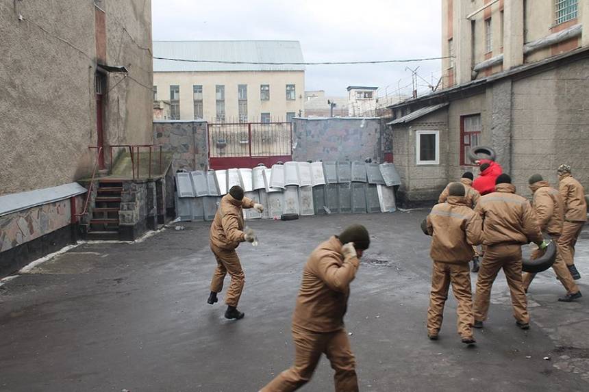 Новини Вінниці / "Заручники та бунт": у Вінницькій колонії провели антитерористичні навчання (ФОТО)