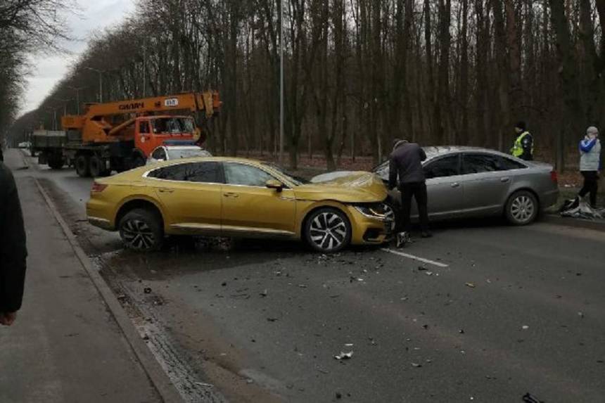 Лобове зіткнення двох дорогих іномарок у Вінниці: перекрито рух по вулиці Пирогова (ФОТО) / Новости Винницы и области / Інформаційний портал На Париже Новини Вінниці / Лобове зіткнення двох дорогих іномарок у Вінниці: перекрито рух по вулиці Пирогова (ФОТО)