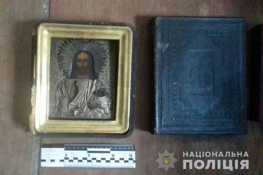 Новини Вінниці / У Бершадському районі на Вінниччині односелець побив 82-річну жінку й відібрав ікону та біблійні книги (ФОТО, ВІДЕО)