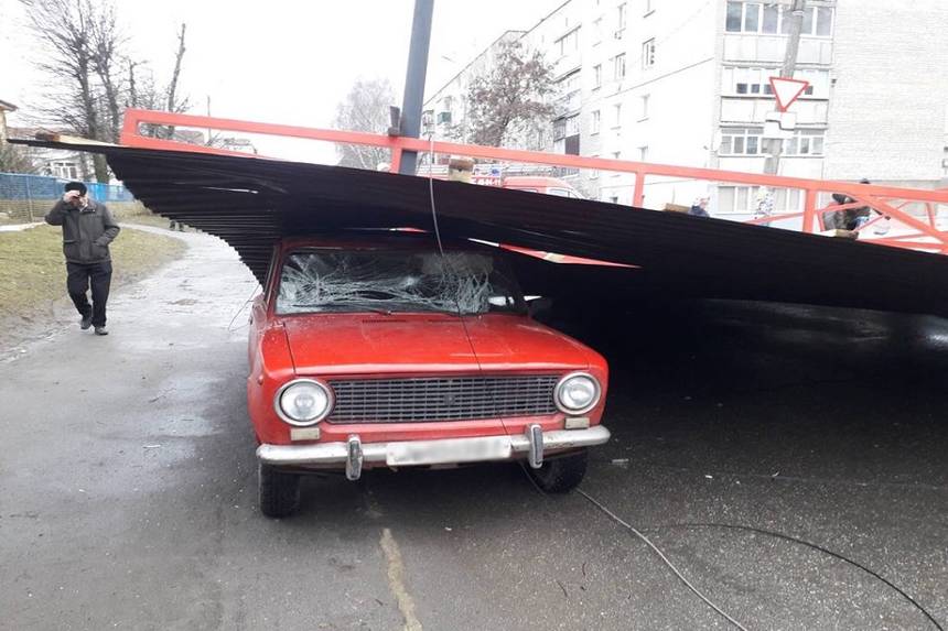 Новини Вінниці / На Вінниччині вітер зриває з дахів покрівлі (ФОТО)