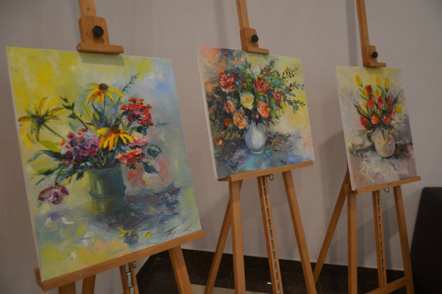 Новини Вінниці / Вінничанка презентує весняну виставку: приміщення суду прикрасили натюрмортами (ФОТО)