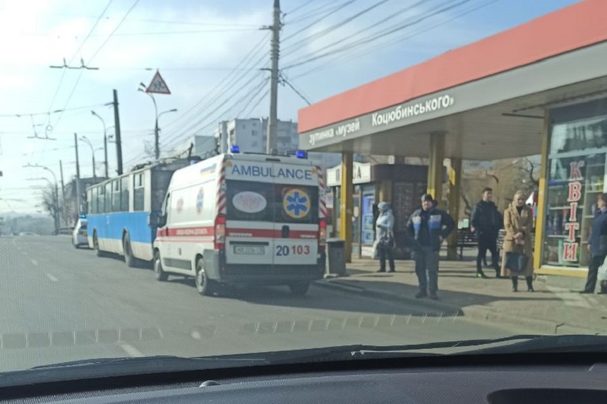 Новини Вінниці / У Вінниці жінка випала з тролейбуса: на місце події виїхали медики та правоохоронці