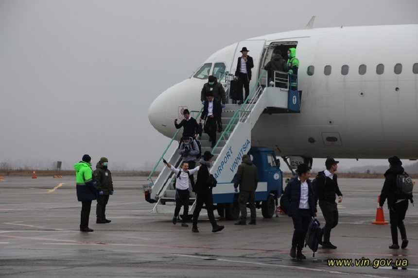 Новини Вінниці / Шукають коронавірус: у Вінницькому аеропорту посилено перевіряють паломників з Ізраїля (ФОТО)