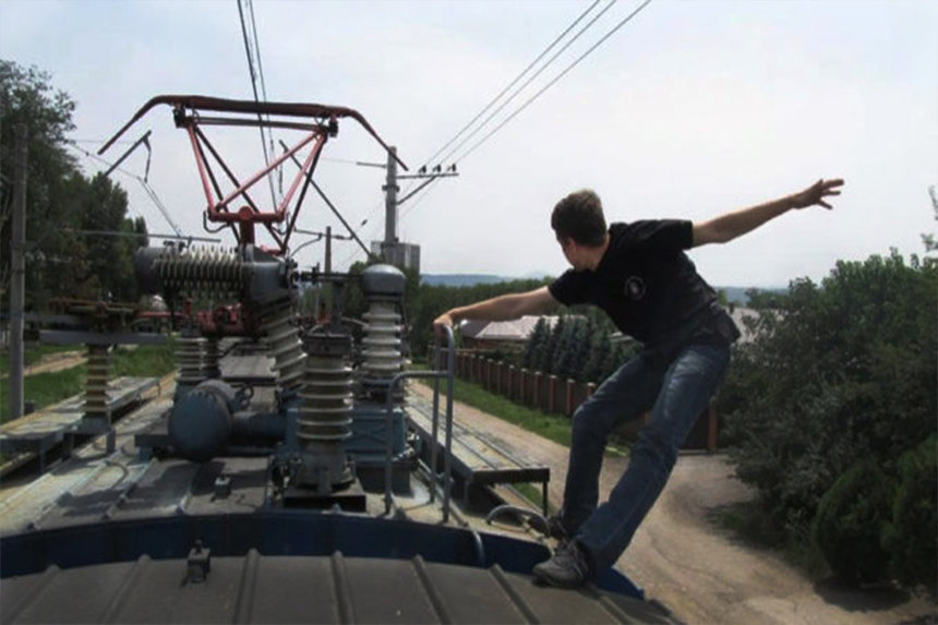 Новини Вінниці / Через жагу до популярності у Вінниці хлопець ледь не загинув на вагоні потягу