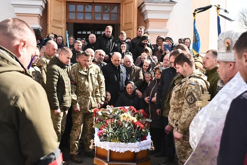 Новини Вінниці / Російська ракета влучила за два дні до ротації: на Вінниччині поховали 34-річого воїна Андрія Ведешина (ФОТО, ВІДЕО)