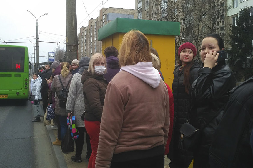 Новини Вінниці / Пасажирський колапс у Вінниці: на зупинках громадського транспорту збирається до сотні людей