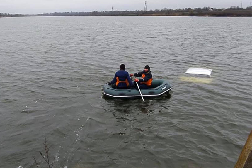 На Вінниччині зі ставка рятувальники дістали автівку / Новости Винницы и области / Інформаційний портал На Париже Новини Вінниці / На Вінниччині зі ставка рятувальники дістали автівку