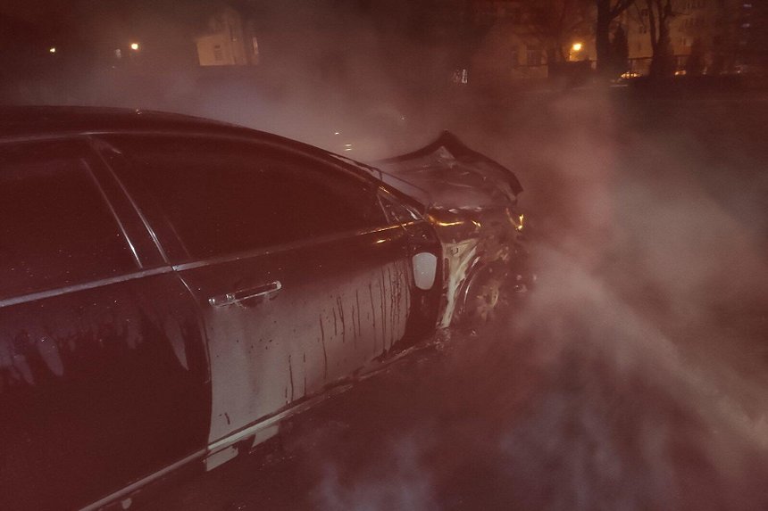 Новини Вінниці / У Вінниці серед ночі горів Nissan