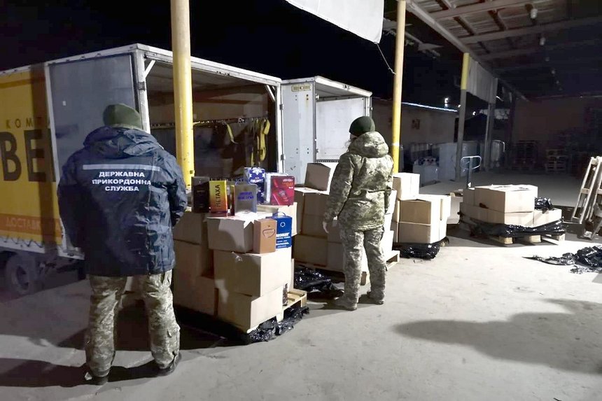 Майже 1,6 тисячі літрів "лівого" алкоголю знайшли у вантажному відділенні кур'єрської служби на Вінниччині (ФОТО) / Новости Винницы и области / Інформаційний портал На Париже Новини Вінниці / Майже 1,6 тисячі літрів "лівого" алкоголю знайшли у вантажному відділенні кур'єрської служби на Вінниччині (ФОТО)