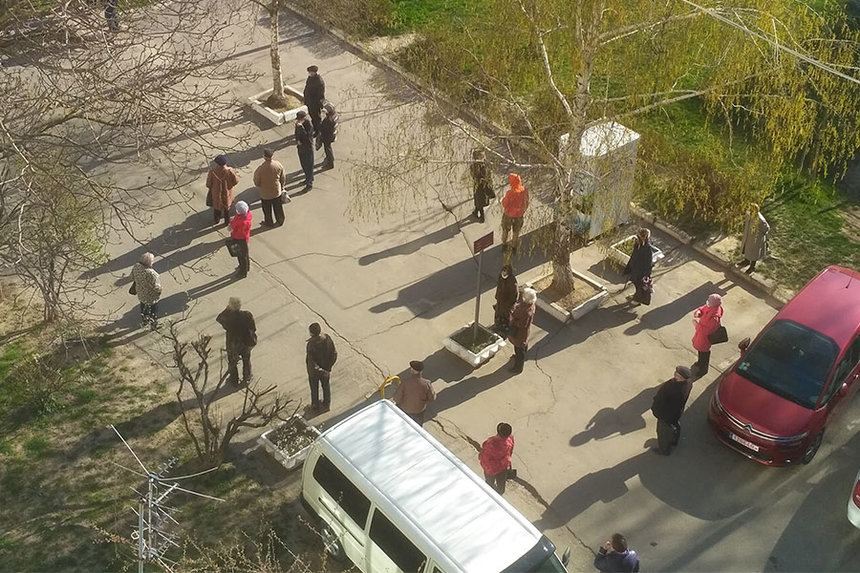 Десятки вінничан вишикувалися у чергу до «жеківських» кас: під час карантину комунальники знову приймають платежі (ВІДЕО) / Новости Винницы и области / Інформаційний портал На Париже Новини Вінниці / Десятки вінничан вишикувалися у чергу до «жеківських» кас: під час карантину комунальники знову приймають платежі (ВІДЕО)