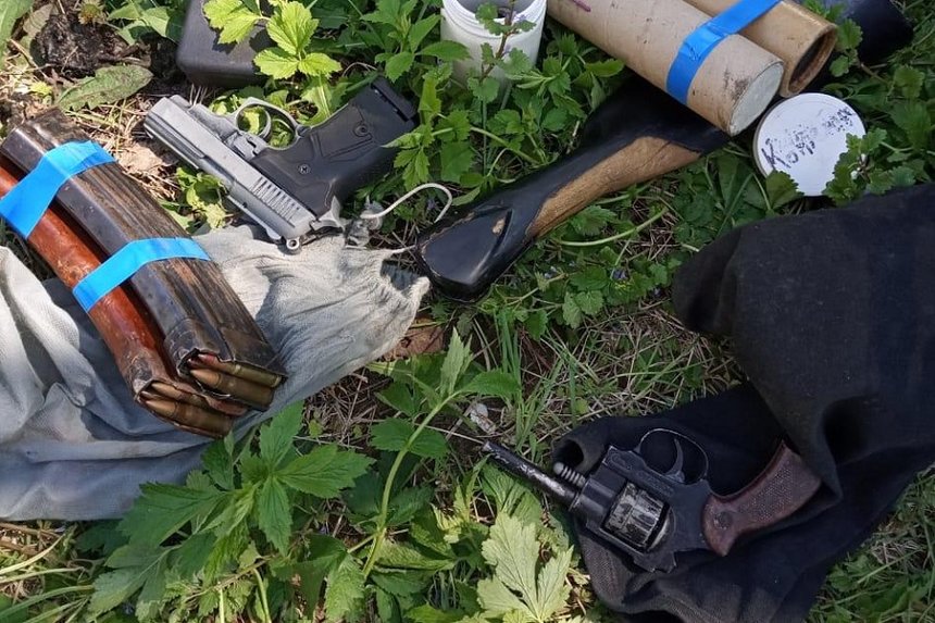 Новини Вінниці / У селі на Вінниччині жінка на своєму обійсті натрапила на схрон з боєприпасами