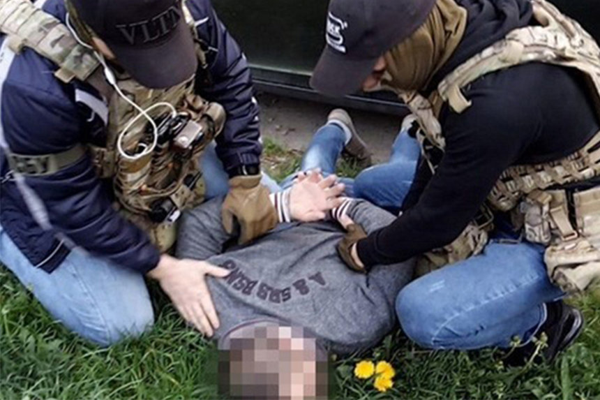 Новини Вінниці / Поклали лицем у кульбабки: вінницькі силовики затримали торговця «кодграберами»