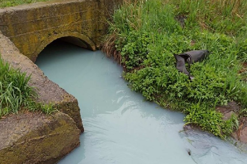 Вода в річці Тяжилівка у Вінниці різко змінила колір: екоінспекція проводить дослідження / Новости Винницы и области / Інформаційний портал На Париже Новини Вінниці / Вода в річці Тяжилівка у Вінниці різко змінила колір: екоінспекція проводить дослідження