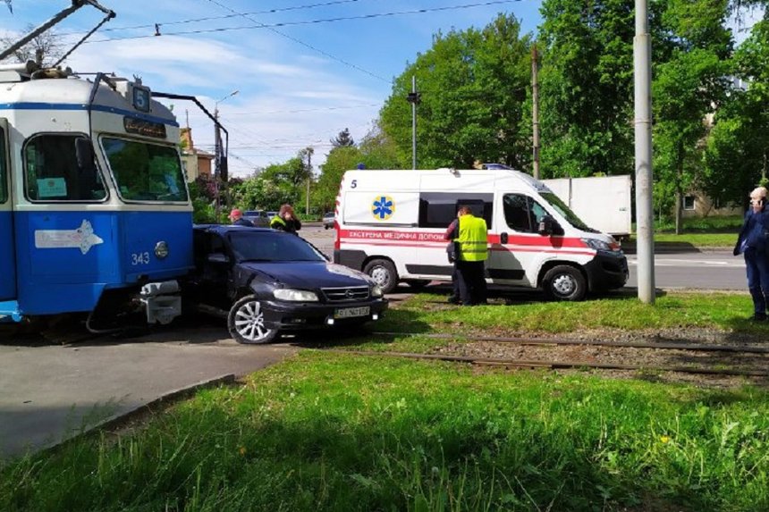 Новини Вінниці / Трамвай і "Опель" зіткнулись у Вінниці: за попередніми даними, постраждало двоє людей (ФОТО)