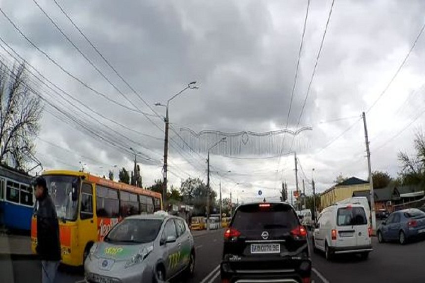 Новини Вінниці / ДТП у Вінниці: пішохід потрапив під колеса еко-таксі (ВІДЕО)