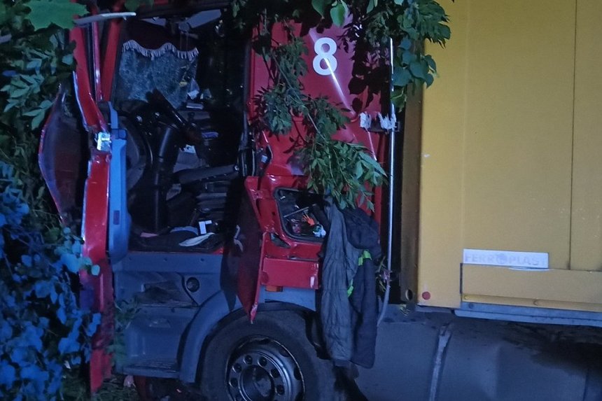 Новини Вінниці / Біля Літина на Вінниччині вантажівка розбилась об дерево: водія з кабіни діставали рятувальники  