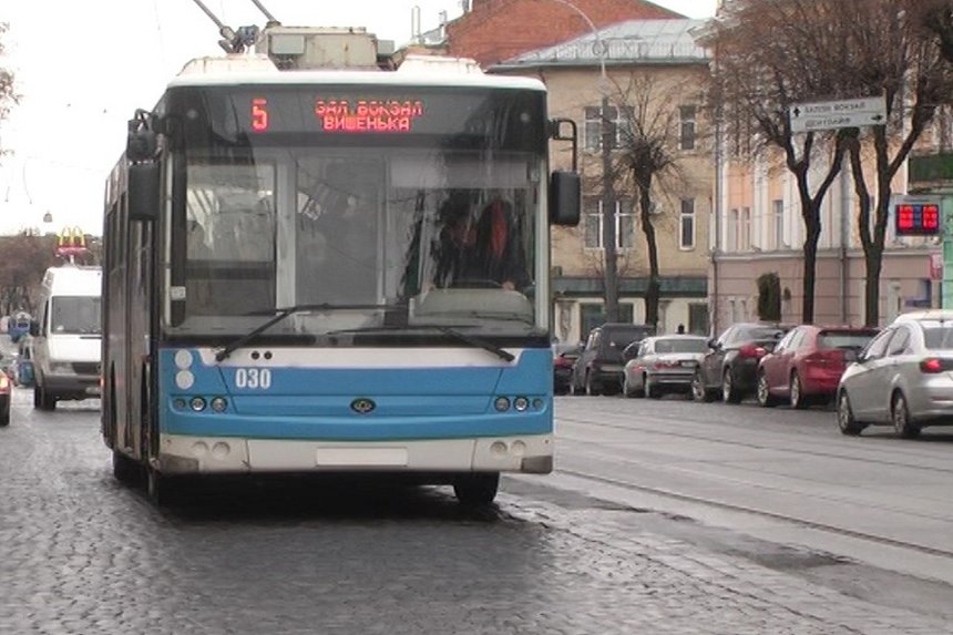 Новини Вінниці / У Вінниці двоє чоловіків погрожували ножем водієві тролейбуса: не хотіли одягати маски 