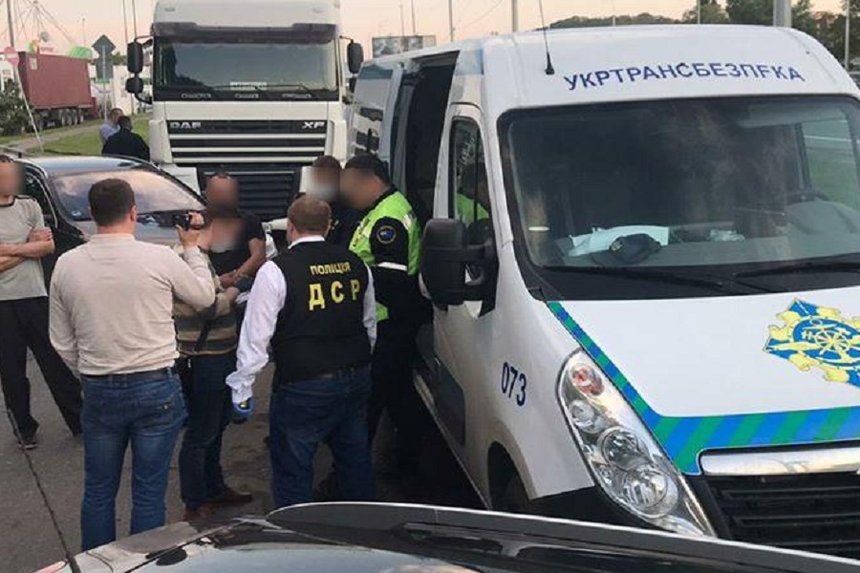 Новини Вінниці / Двох співробітників Укртрансбезпеки Вінниччини затримали на хабарах: за день "заробляли" близько 70 тисяч гривень (ФОТО, ВІДЕО)