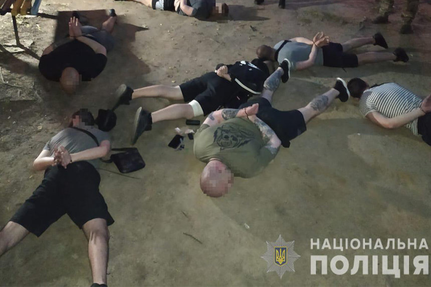 Новини Вінниці / Вінницька поліція біля дитячого майданчику затримала групу молодиків, яких підозрюють у вимаганні