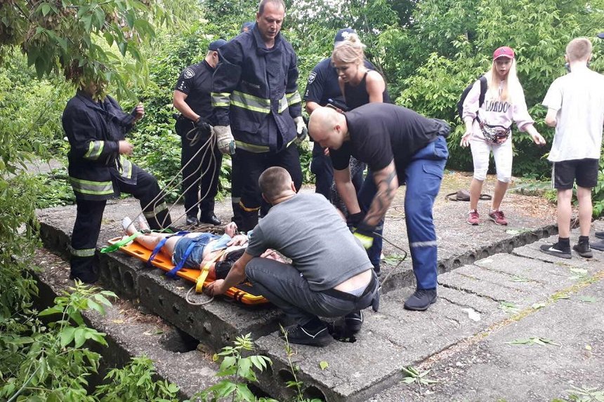 Новини Вінниці / У центрі Вінниці важко травмувалась 13-річна дівчинка: впала у котлован на закинутому будівництві