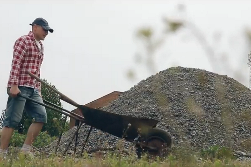 Новини Вінниці / «Кажуть, гроші – то є зло…»: веселий кліп про нелегку долю заробітчан зняв вінницький гурт «Фанфари Купали» (ВІДЕО)