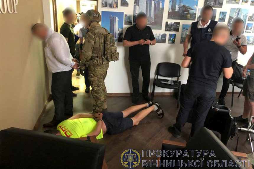 Новини Вінниці / У Вінниці затримали групу вимагачів, яка прикривалася зв’язками з Офісом президента