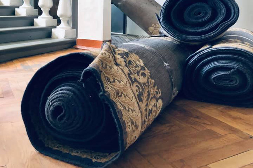 Із будівлі Вінницької ОДА «прибрали» усі килими (ФОТО) / Новости Винницы и области / Інформаційний портал На Париже Новини Вінниці / Із будівлі Вінницької ОДА «прибрали» усі килими (ФОТО)