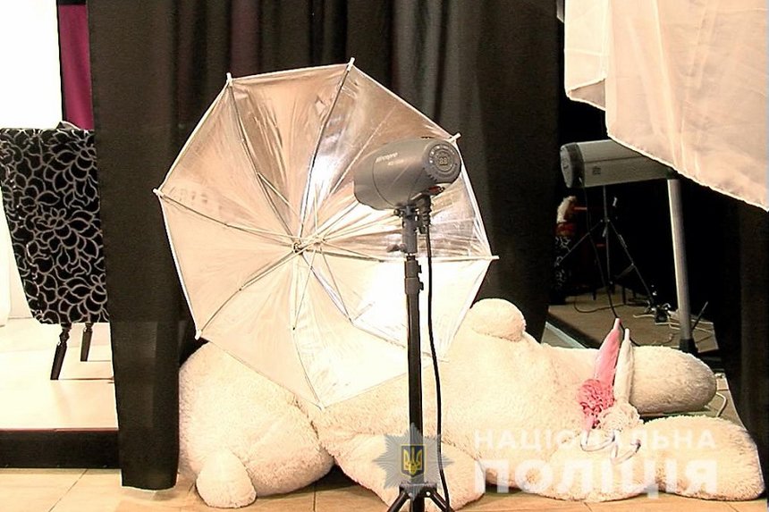 Новини Вінниці / Під Вінницею подружжя організувало зйомки дитячого порно: чоловіка та жінку затримали правоохоронці (ФОТО, ВІДЕО)