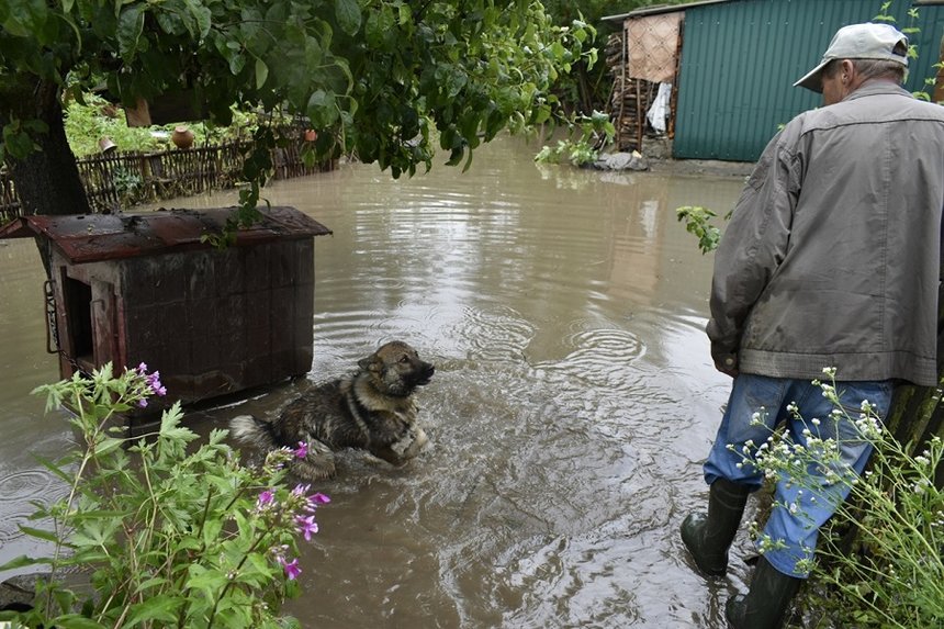 Новини Вінниці / «Каміння з «верхніх» провулків летіло з такою швидкістю, що розбило асфальт»: на Вінниччині вода змила картоплю та частину дороги