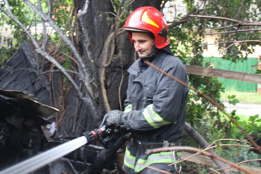 Новини Вінниці / У Вінниці на Київській десятеро рятувальників гасили "подвійну" пожежу (ФОТО)