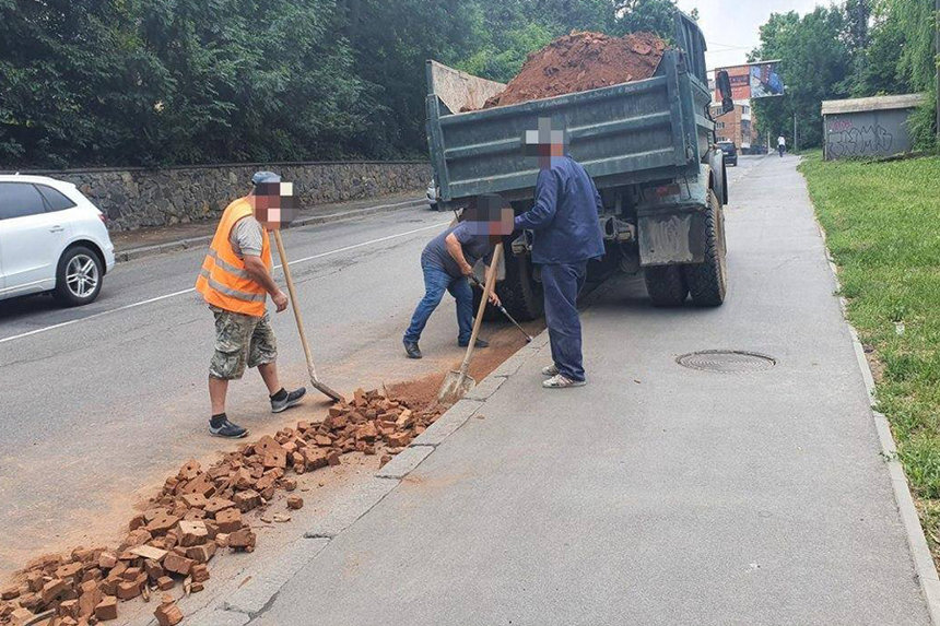 У Вінниці водій вантажівки «розгубив» свій вантаж дорогою (ФОТО) / Новости Винницы и области / Інформаційний портал На Париже Новини Вінниці / У Вінниці водій вантажівки «розгубив» свій вантаж дорогою (ФОТО)