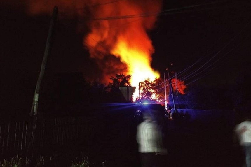 Новини Вінниці / "Вогонь, як комета, полетів на наші хати": у Гайсині на Вінниччині горів гараж. Сусіди пишуть про вибух (ФОТО) 
