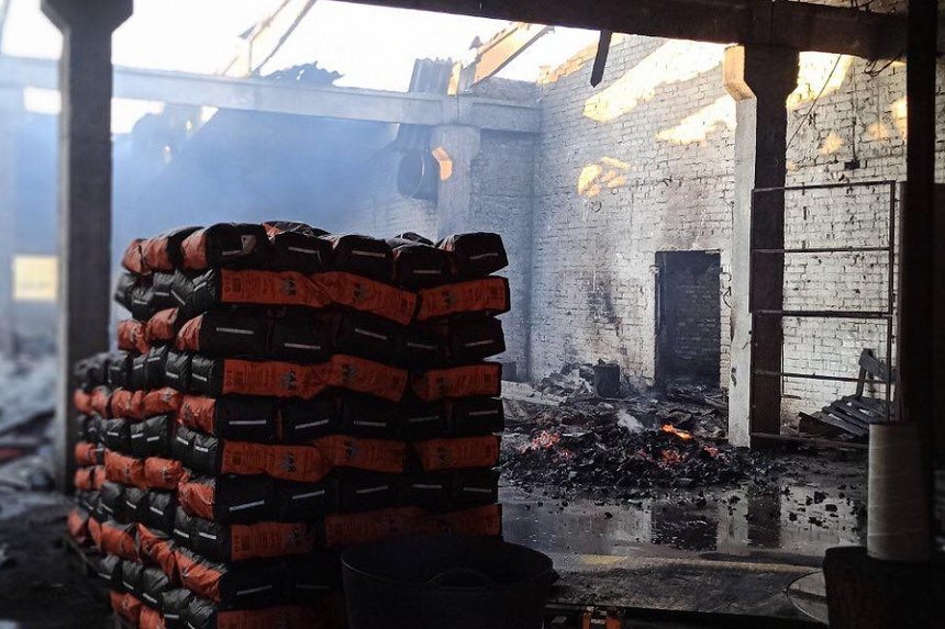 У селі під Вінницею на світанку горів ангар з деревним вугіллям (ФОТО) / Новости Винницы и области / Інформаційний портал На Париже Новини Вінниці / У селі під Вінницею на світанку горів ангар з деревним вугіллям (ФОТО)