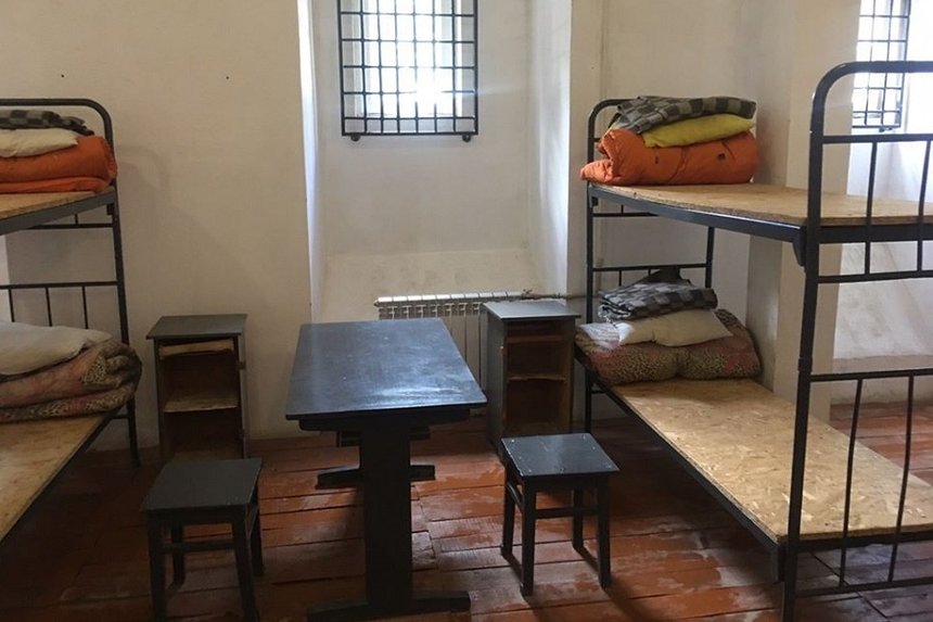 Без води та з увімкненим вночі світлом: представники омбудсмена перевірили, як у Вінниці утримують тимчасово затриманих військових (ФОТО) / Новости Винницы и области / Інформаційний портал На Париже Новини Вінниці / Без води та з увімкненим вночі світлом: представники омбудсмена перевірили, як у Вінниці утримують тимчасово затриманих військових (ФОТО)