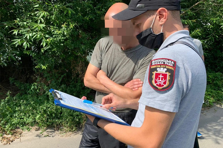 Новини Вінниці / У Вінниці власника домівки біля водойми оштрафували за відсутність вигребу, а він запевняє, що не користується водою