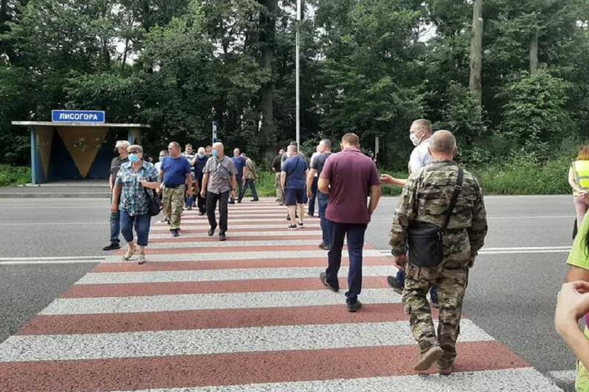 Новини Вінниці / Чому вінницькі АТОвці викликали на трасу губернатора та керівника ГУ Держгеокадастру (ФОТО, ВІДЕО)