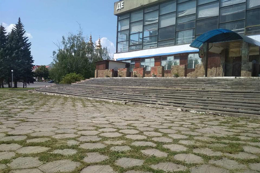 Новини Вінниці / На орендаря колишньої «Росії» поділяла петиція: він вмить прибрав територію у центрі Вінниці (ФОТО)