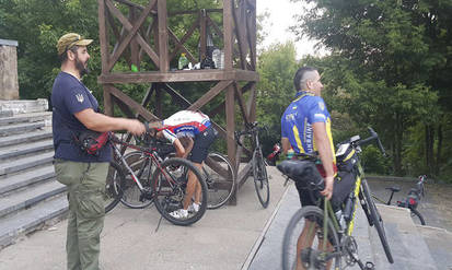 Новини Вінниці / У Вінниці трьома борщами пригощали учасників велозаізду на 400 кілометрів (ФОТО, ВІДЕО)